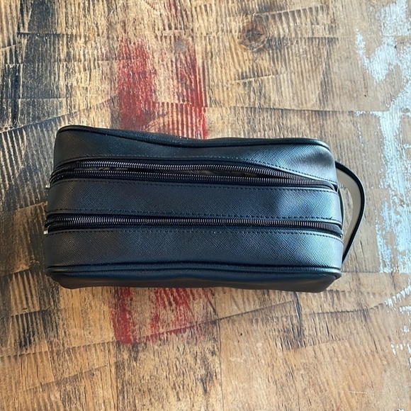 Michael Kors dop kit in black NWOT travel preppy christmas gift - Picture 2 of 8